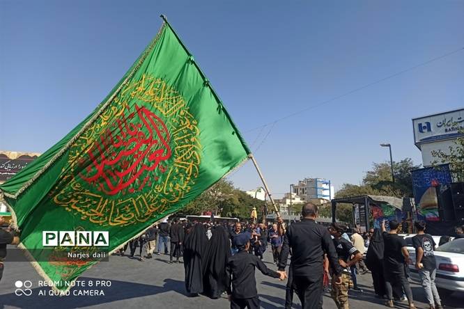 پیاده‌روی زائران امام رضا (ع) به سمت حرم مطهر رضوی