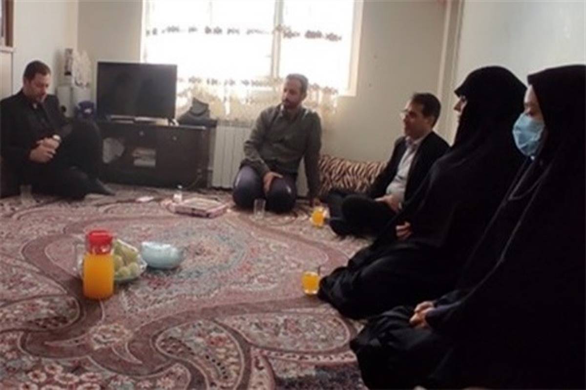 دیدار مدیر آموزش و پرورش منطقه کهریزک و شورای معاونان با خانواده شهید مدافع حرم