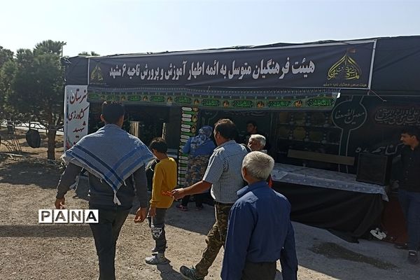 فعالیت دانش‌آموزان و فرهنگیان ناحیه۶ مشهد مقدس در موکب خدمت‌رسانی به زائران پیاده امام رئوف