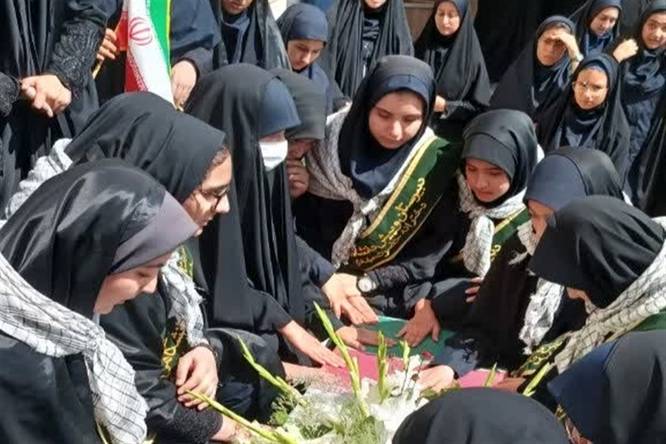 مراسم استقبال از شهید گمنام در مدرسه شاهد المهدی اصفهان