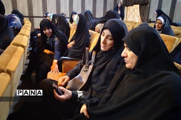 نشست روشنگری هفته دفاع مقدس در شهرستان قرچک