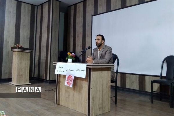 نشست روشنگری هفته دفاع مقدس در شهرستان قرچک