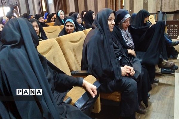 نشست روشنگری هفته دفاع مقدس در شهرستان قرچک
