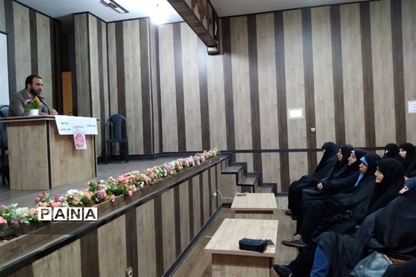نشست روشنگری هفته دفاع مقدس در شهرستان قرچک