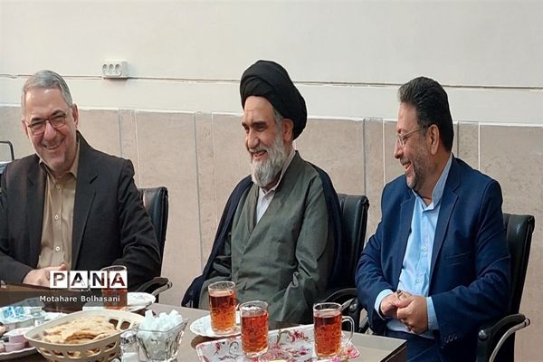 دیدار صمیمانه دبیرکل شورای آموزش و پرورش با دانش‌آموزان و معلمان دبیرستان فیض کاشانی