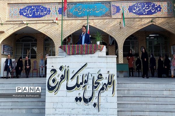 دیدار صمیمانه دبیرکل شورای آموزش و پرورش با دانش‌آموزان و معلمان دبیرستان فیض کاشانی