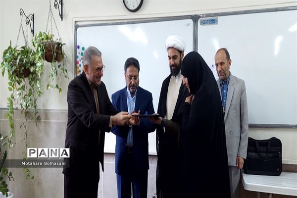 دیدار صمیمانه دبیرکل شورای آموزش و پرورش با دانش‌آموزان و معلمان دبیرستان فیض کاشانی