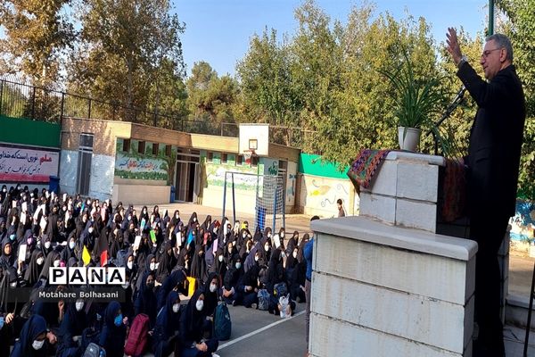 دیدار صمیمانه دبیرکل شورای آموزش و پرورش با دانش‌آموزان و معلمان دبیرستان فیض کاشانی