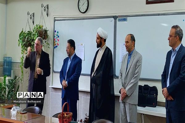 دیدار صمیمانه دبیرکل شورای آموزش و پرورش با دانش‌آموزان و معلمان دبیرستان فیض کاشانی