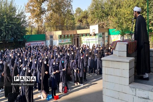 دیدار صمیمانه دبیرکل شورای آموزش و پرورش با دانش‌آموزان و معلمان دبیرستان فیض کاشانی