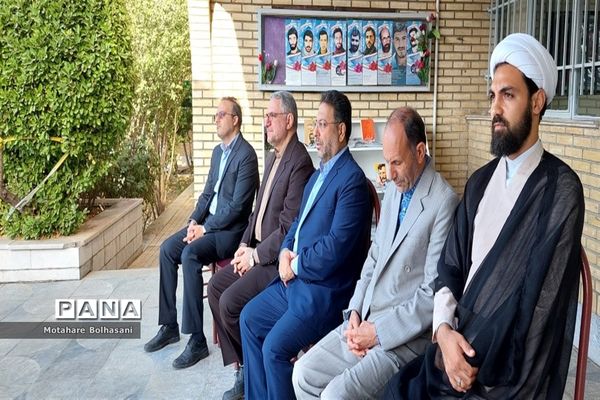 دیدار صمیمانه دبیرکل شورای آموزش و پرورش با دانش‌آموزان و معلمان دبیرستان فیض کاشانی