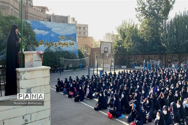 دیدار صمیمانه دبیرکل شورای آموزش و پرورش با دانش‌آموزان و معلمان دبیرستان فیض کاشانی
