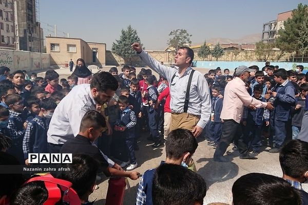 روزی شاد و هیجانی با حضور کارکنان آتش‌نشانی و‌ نیروی انتظامی در دبستان ایمان رودهن