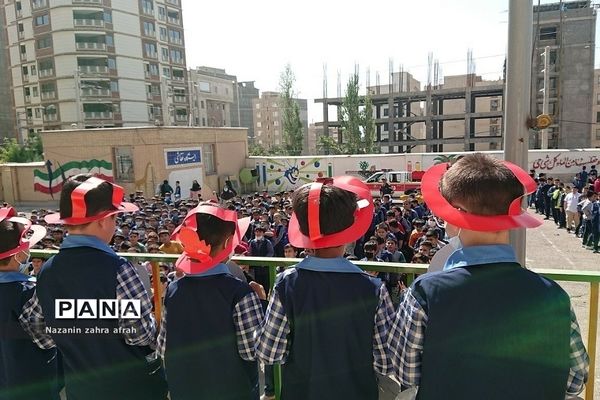 روزی شاد و هیجانی با حضور کارکنان آتش‌نشانی و‌ نیروی انتظامی در دبستان ایمان رودهن