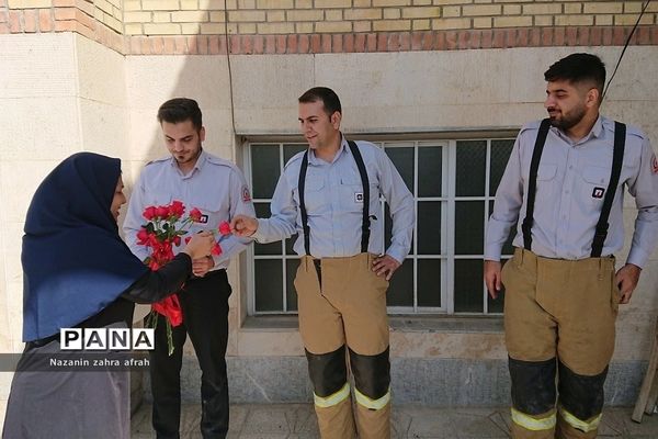 روزی شاد و هیجانی با حضور کارکنان آتش‌نشانی و‌ نیروی انتظامی در دبستان ایمان رودهن