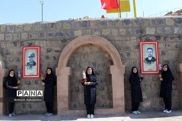 حضور دانش‌آموزان زنجانی در مزار شهدای گمنام به مناسبت هفته دفاع مقدس