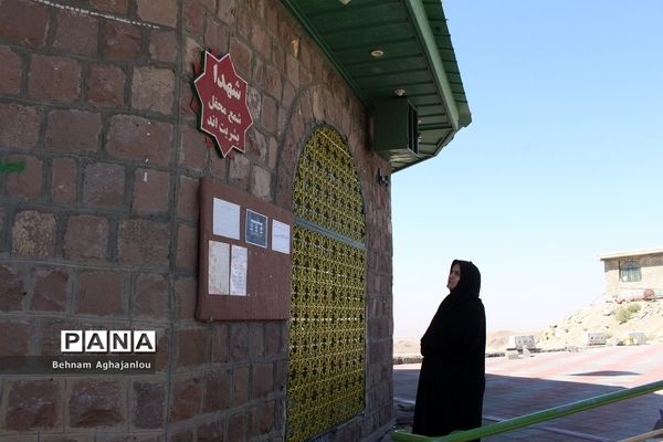 حضور دانش‌آموزان زنجانی در مزار شهدای گمنام به مناسبت هفته دفاع مقدس