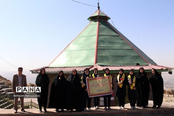 حضور دانش‌آموزان زنجانی در مزار شهدای گمنام به مناسبت هفته دفاع مقدس