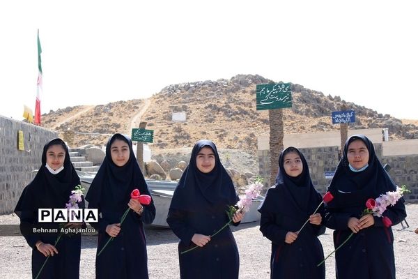 حضور دانش‌آموزان زنجانی در مزار شهدای گمنام به مناسبت هفته دفاع مقدس