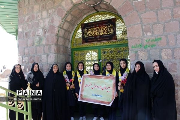 حضور دانش‌آموزان زنجانی در مزار شهدای گمنام به مناسبت هفته دفاع مقدس