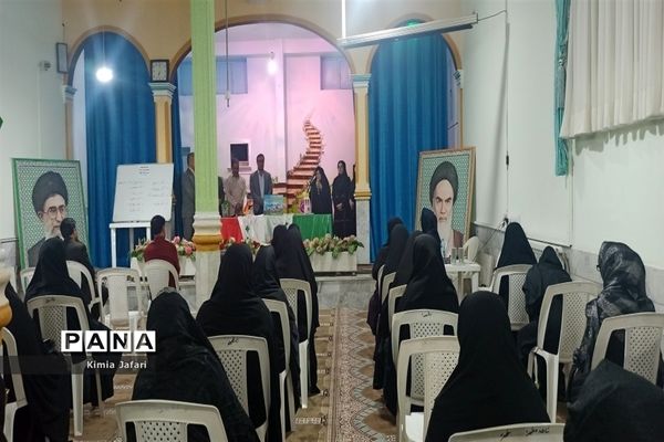 ‌جلسه انجمن اولیا در دبیرستان دخترانه شاهد ‌کاشمر‌