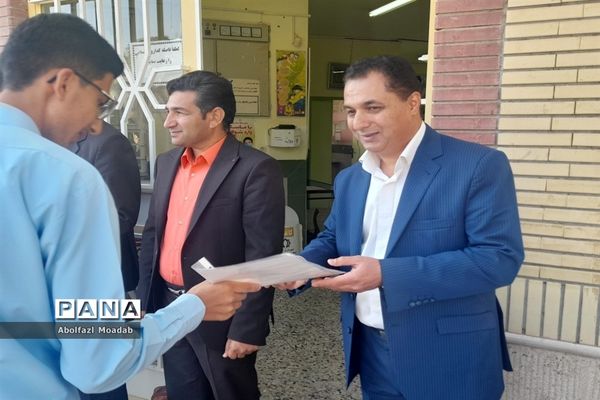 قدردانی از دانش‌آموزان برگزیده قرآن و عترت در کاشمر
