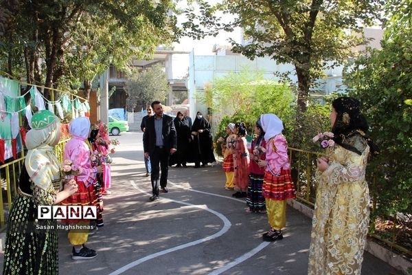 مشق محبت دانش‌آموزان اسلامشهری در مراسم شور عاطفه‌ها