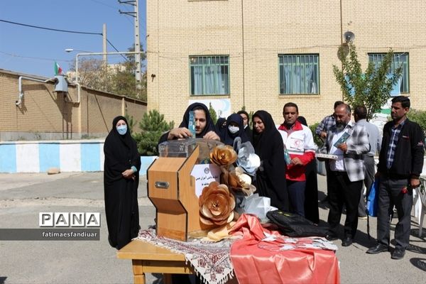 برگزاری جشن عاطفه‌ها در دبیرستان حضرت خدیجه ( س) فیروزکوه