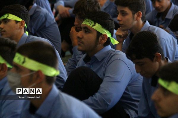 وداع دانش‌آموزان دبیرستان امام خمینی(ره) قم با پیکر شهید گمنام