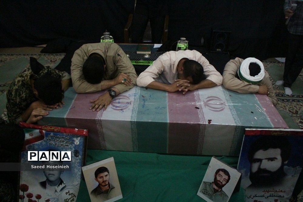 وداع دانش‌آموزان دبیرستان امام خمینی(ره) قم با پیکر شهید گمنام