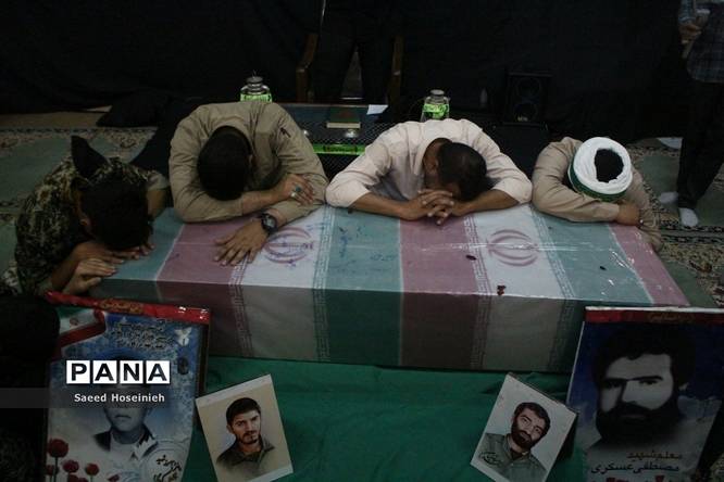 وداع دانشآموزان دبیرستان امام خمینی(ره) قم با پیکر شهید گمنام