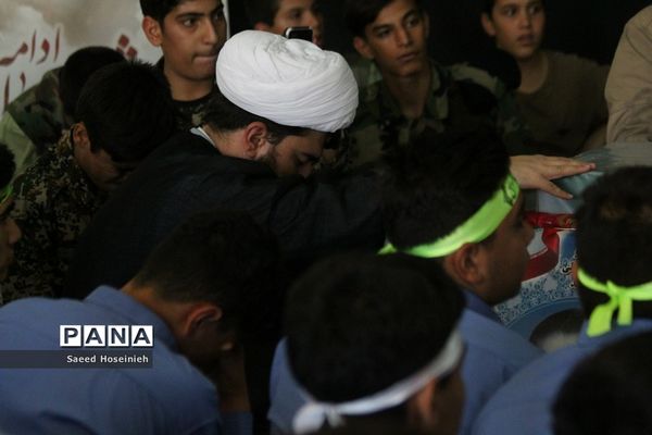 وداع دانش‌آموزان دبیرستان امام خمینی(ره) قم با پیکر شهید گمنام