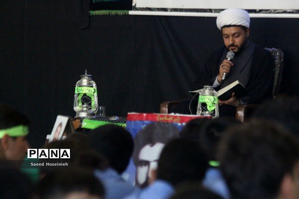 وداع دانش‌آموزان دبیرستان امام خمینی(ره) قم با پیکر شهید گمنام