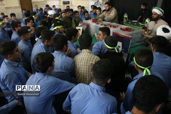 وداع دانش‌آموزان دبیرستان امام خمینی(ره) قم با پیکر شهید گمنام