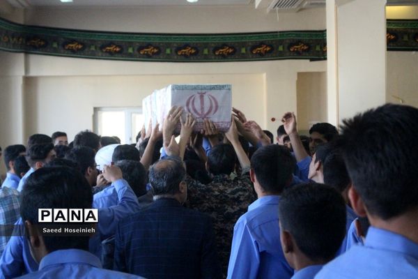 وداع دانش‌آموزان دبیرستان امام خمینی(ره) قم با پیکر شهید گمنام