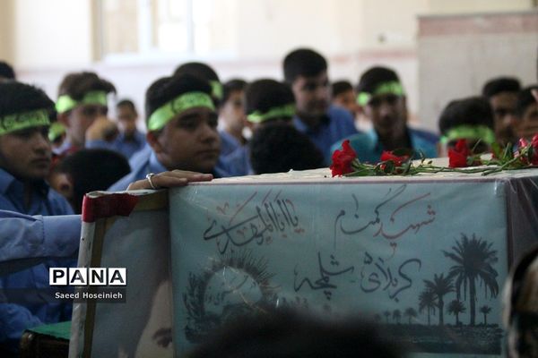 وداع دانش‌آموزان دبیرستان امام خمینی(ره) قم با پیکر شهید گمنام