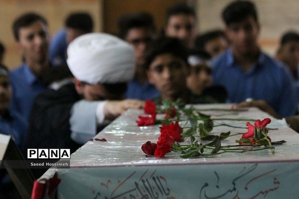 وداع دانش‌آموزان دبیرستان امام خمینی(ره) قم با پیکر شهید گمنام