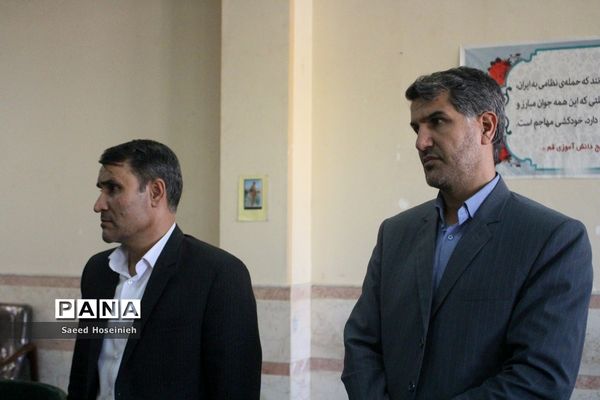 وداع دانش‌آموزان دبیرستان امام خمینی(ره) قم با پیکر شهید گمنام