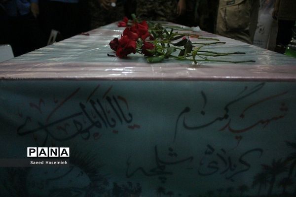 وداع دانش‌آموزان دبیرستان امام خمینی(ره) قم با پیکر شهید گمنام