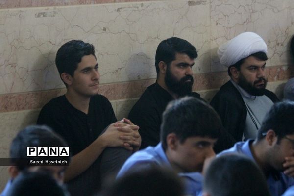 وداع دانش‌آموزان دبیرستان امام خمینی(ره) قم با پیکر شهید گمنام