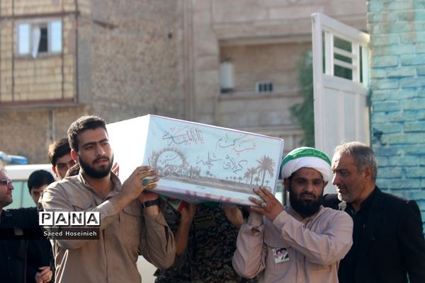 وداع دانش‌آموزان دبیرستان امام خمینی(ره) قم با پیکر شهید گمنام