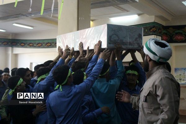 وداع دانش‌آموزان دبیرستان امام خمینی(ره) قم با پیکر شهید گمنام