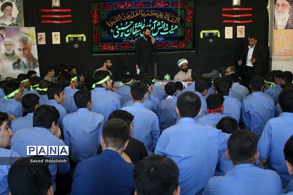وداع دانش‌آموزان دبیرستان امام خمینی(ره) قم با پیکر شهید گمنام