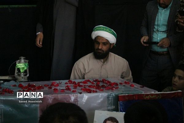 وداع دانش‌آموزان دبیرستان امام خمینی(ره) قم با پیکر شهید گمنام