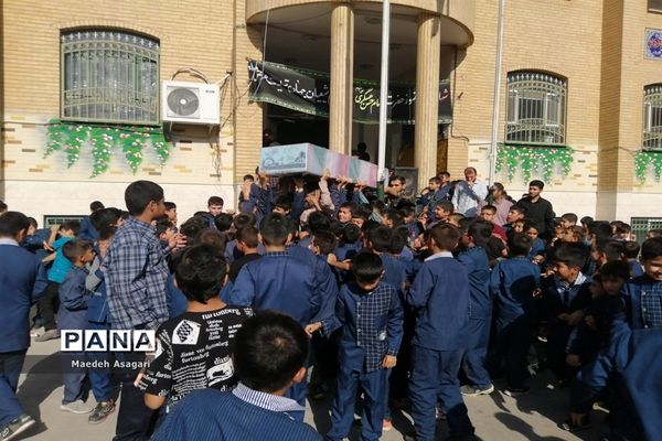 ادای احترام دانش‌آموزان دهه نودی به پیکر شهید گمنام