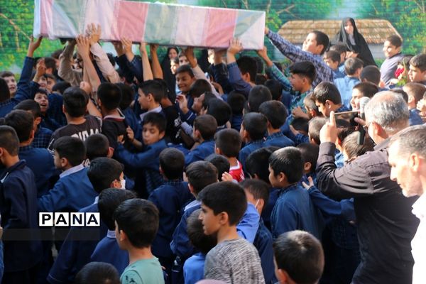 ادای احترام دانش‌آموزان دهه نودی به پیکر شهید گمنام