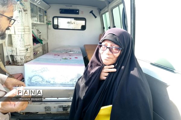 ادای احترام دانش‌آموزان دهه نودی به پیکر شهید گمنام