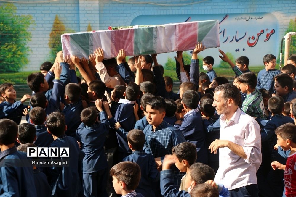 ادای احترام دانش‌آموزان دهه نودی به پیکر شهید گمنام
