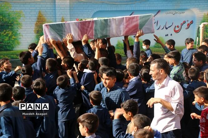 ادای احترام دانش‌آموزان دهه نودی به پیکر شهید گمنام