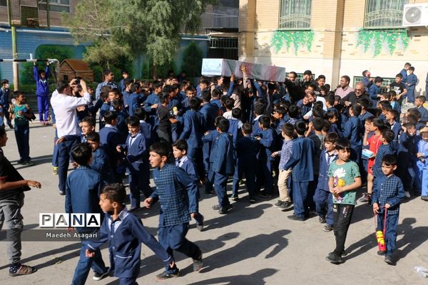 ادای احترام دانش‌آموزان دهه نودی به پیکر شهید گمنام